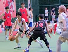 关于赛场上下对攻战术精妙，观众眼睛为之一亮的信息