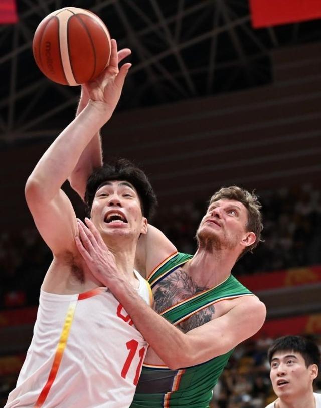 全队合作默契，球员团结拼尽全力为胜利的简单介绍